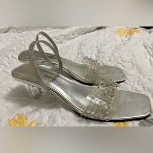 Women’s clear sandals with embellishments and back strap! Sooo cute!